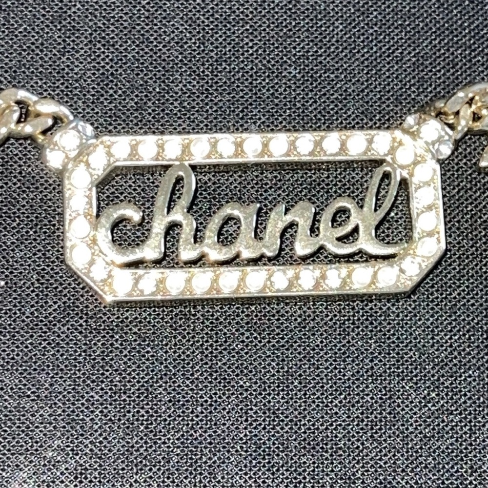 CHANEL excellent condition preloved metal crystal pearl logo necklace gold. - Picture 4 of 13